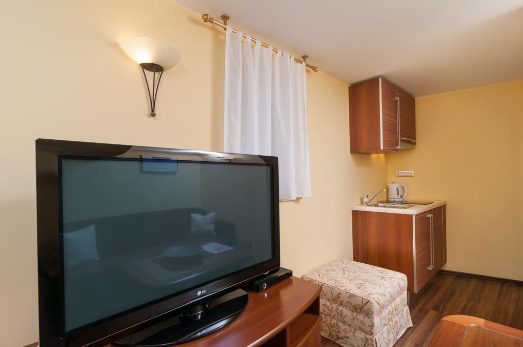 Apartments Larsen Omiš Екстериор снимка
