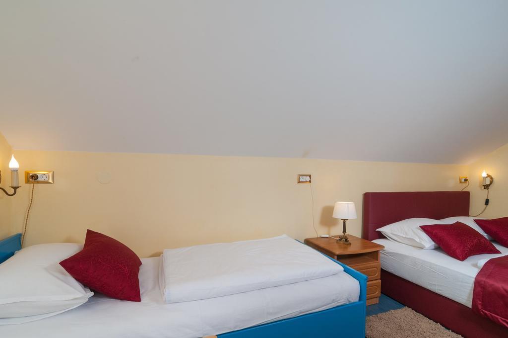 Apartments Larsen Omiš Екстериор снимка