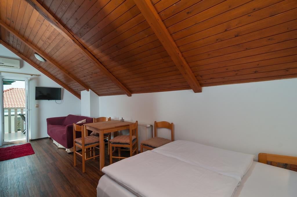 Apartments Larsen Omiš Екстериор снимка