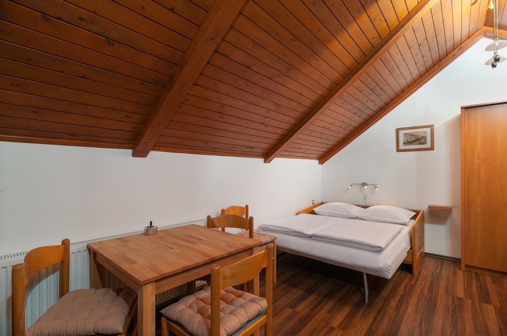 Apartments Larsen Omiš Екстериор снимка