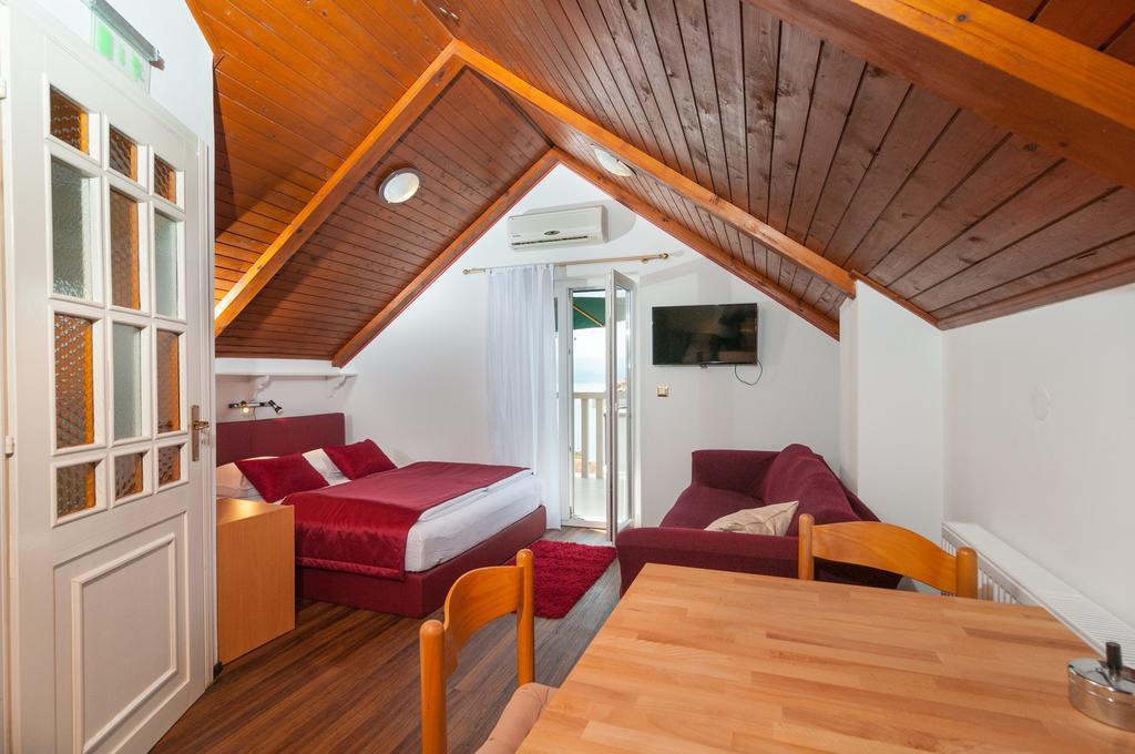 Apartments Larsen Omiš Екстериор снимка
