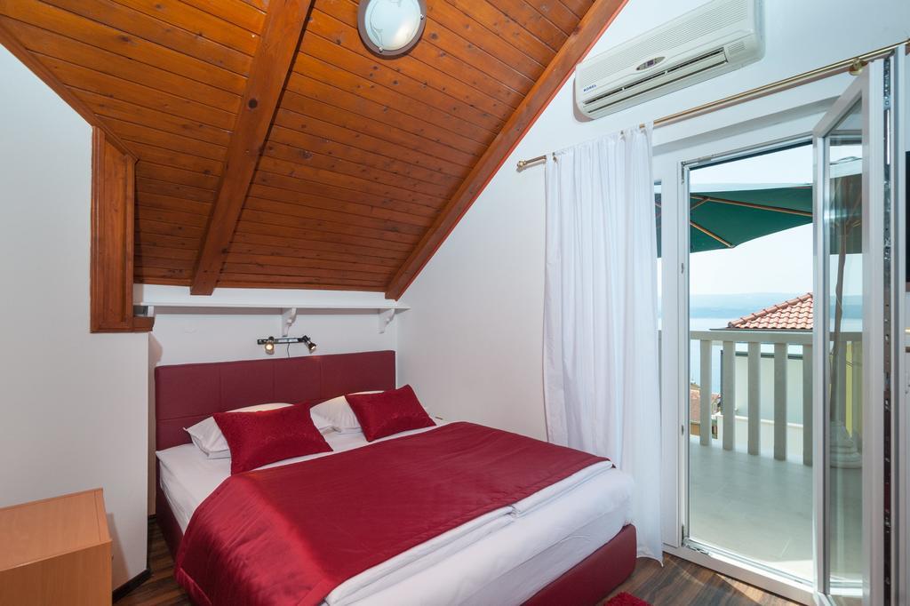Apartments Larsen Omiš Екстериор снимка