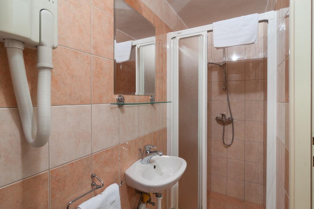 Apartments Larsen Omiš Екстериор снимка